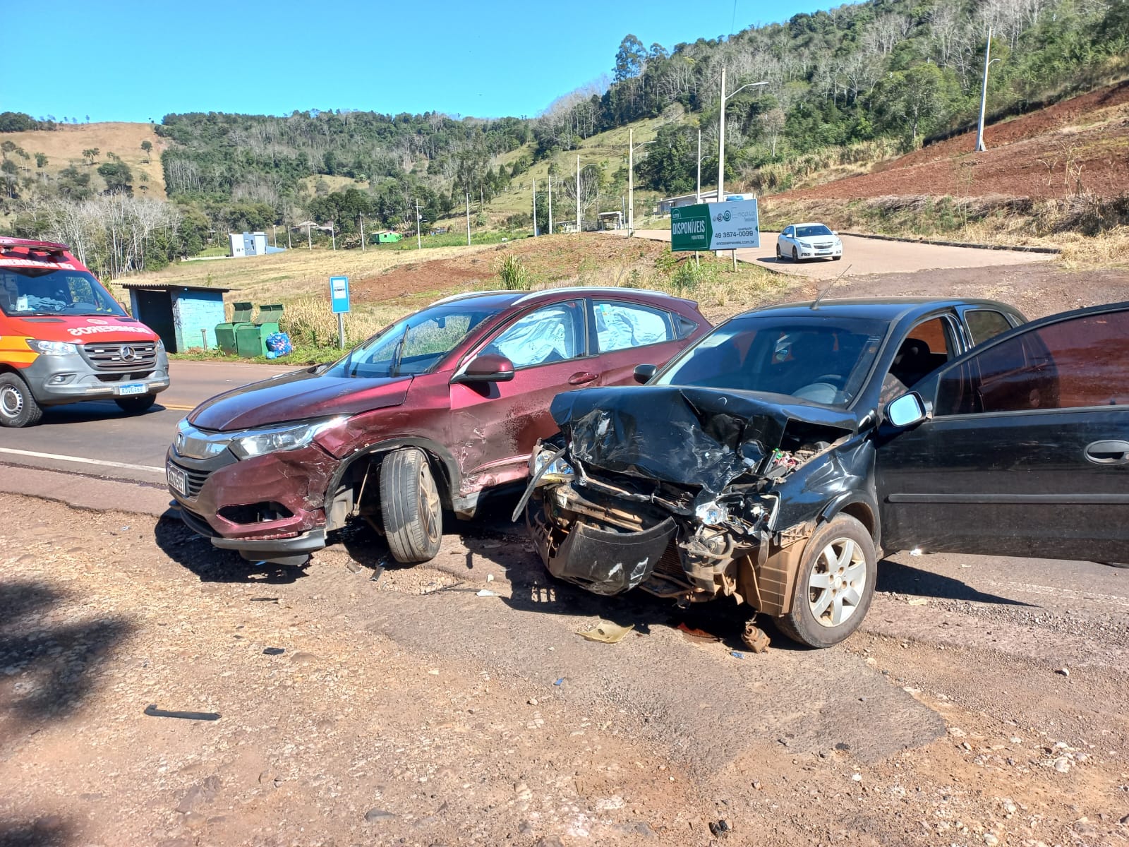Airbags disparam em pancada entre carros no Oeste