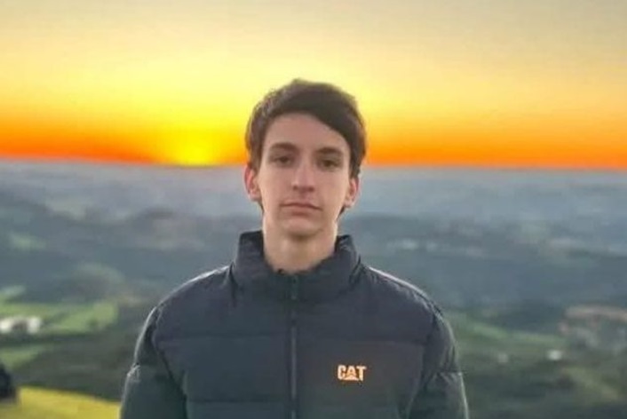 Rapaz filma amigo em moto, é atropelado e condutor morre