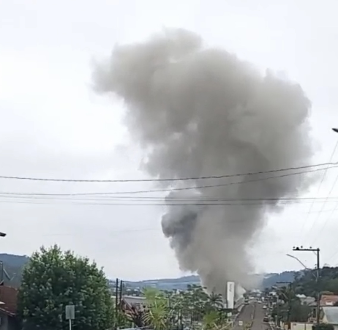 Fumaça em fábrica (Foto: Divulgação)