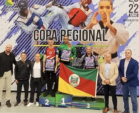 Pódio dos campeões por equipes das faixas coloridas (Foto: CBTKD/Divulgação)