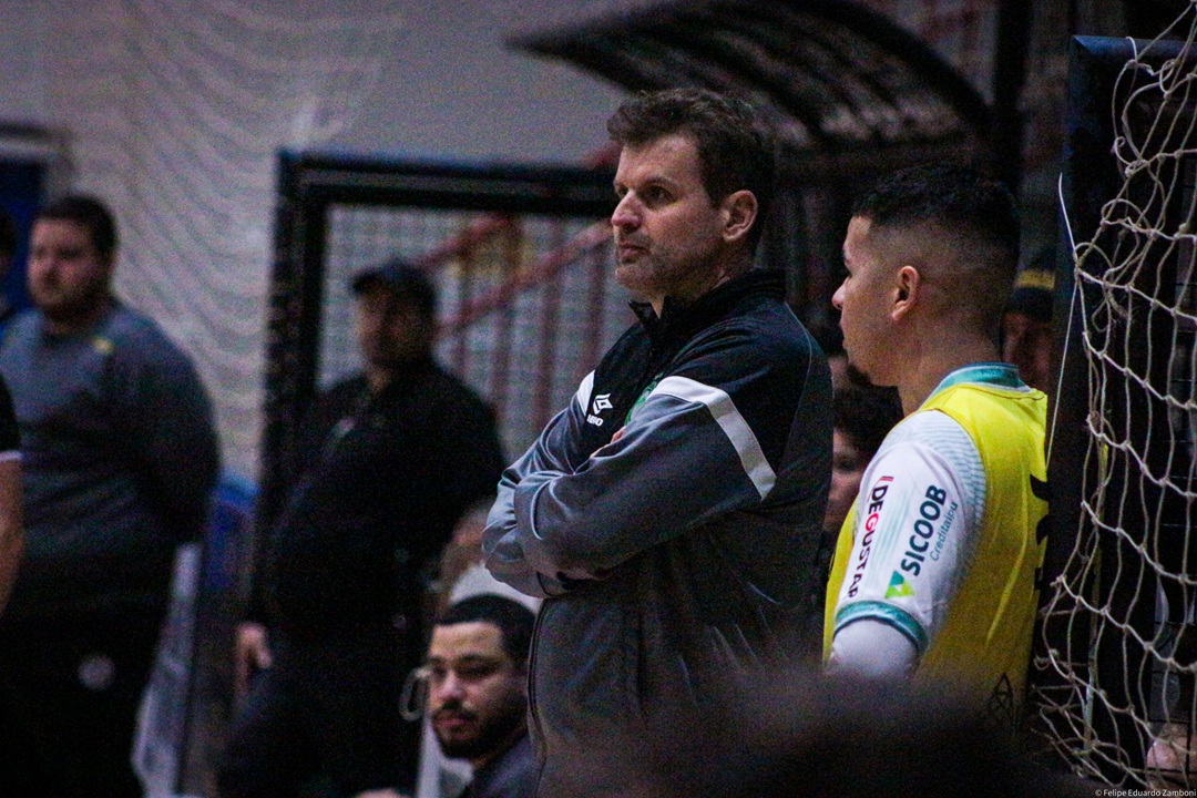 “Tentamos manter a posse e evitar faltas”, diz Lewis sobre a utilização do goleiro linha