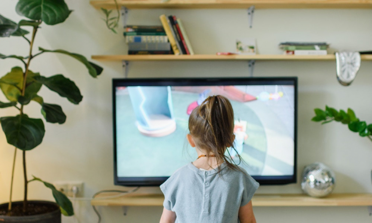 Nova classificação indicativa amplia proteção digital para crianças e adolescentes