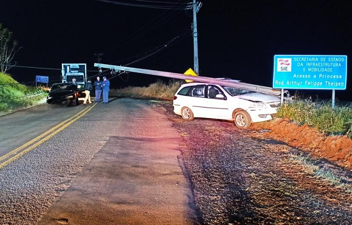 Pedras de gelo no para-brisa atrapalham visão de condutor no Oeste