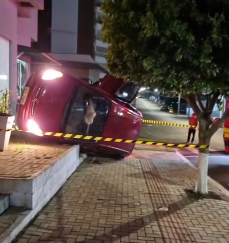 Carro perde o controle, sobe na calçada e tomba em Pinhalzinho (Foto: Reprodução)