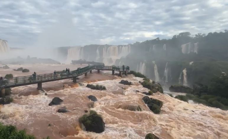 A natureza mostrando sua força nas Cataratas do Iguaçu