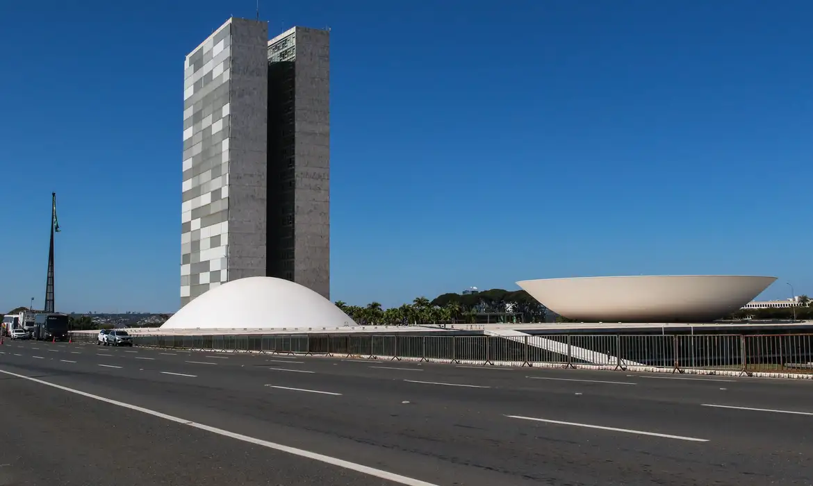 Congresso retoma trabalhos com pautas fiscais, políticas e polêmicas no centro do debate
