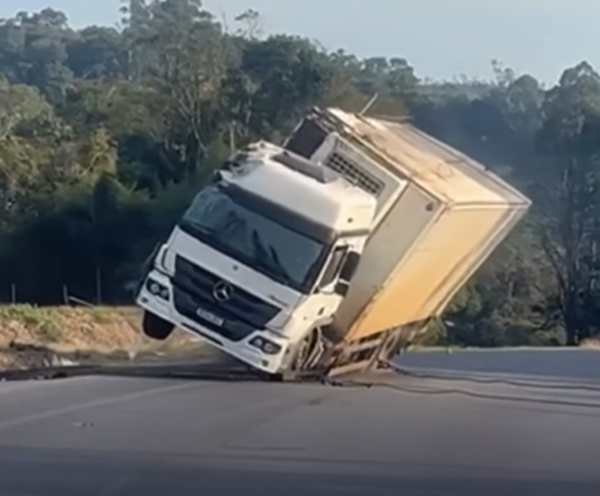 Veículo de carga tomba, levanta... "deitando" de novo