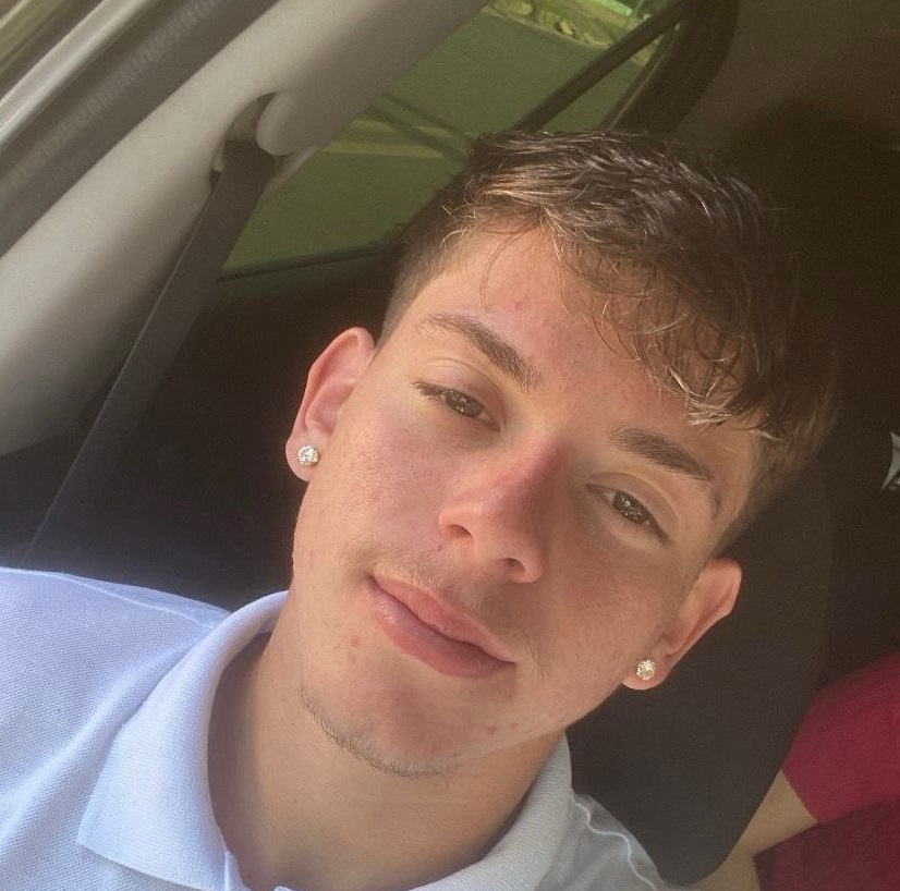 Parentes se unem em orações pela recuperação de jovem de Modelo