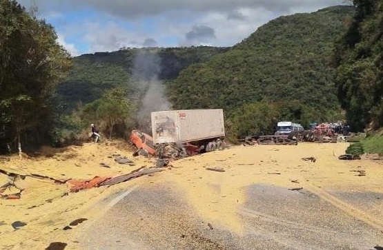 Veículos destruídos, duas mortes... tristeza no Paraná
