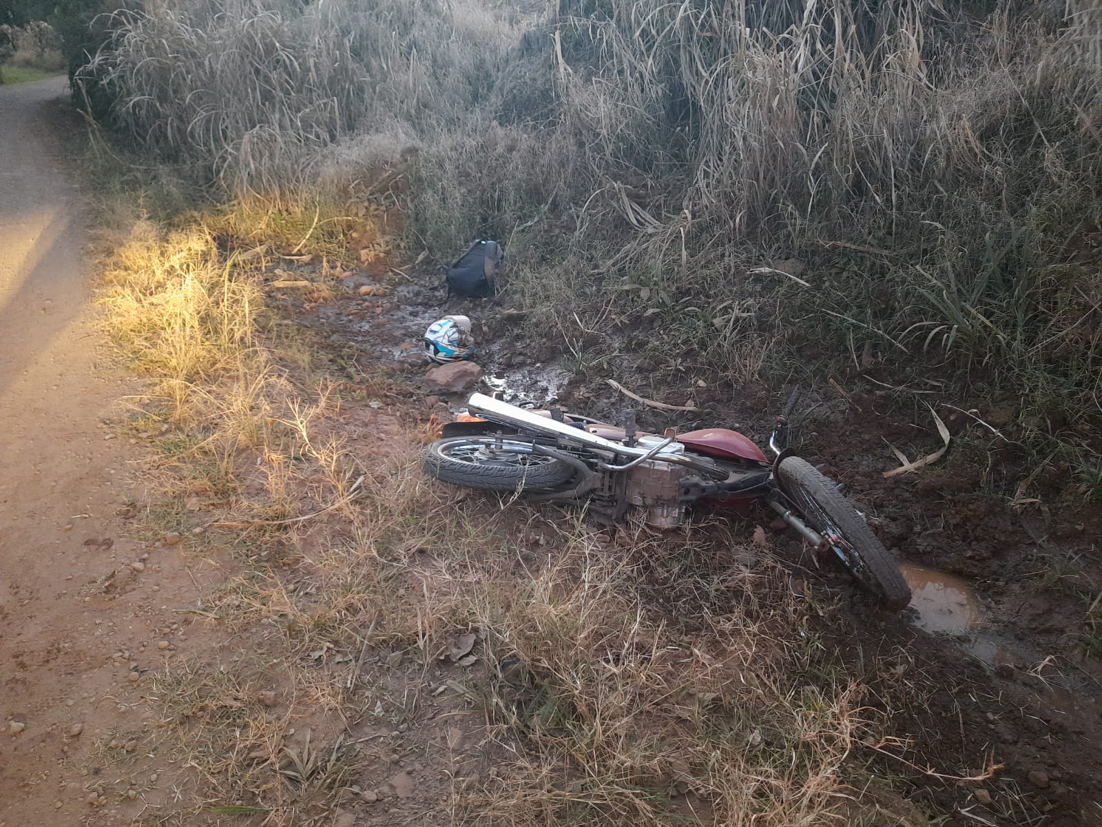 Menor de idade tenta fugir da polícia, mas moto não colabora