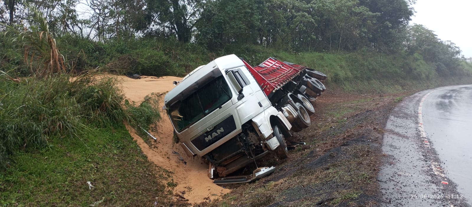 Motorista fica ferido em capotamento de carreta carregada com trigo entre Pinhalzinho e Maravilha
