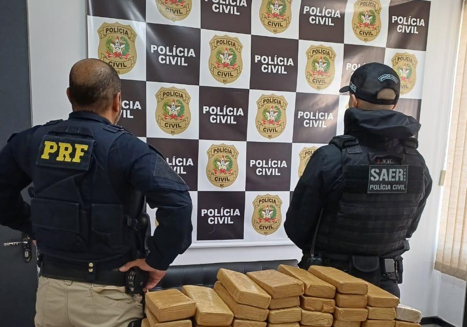 Não tinham CNH, mas carregavam 40 kg de drogas no porta-malas