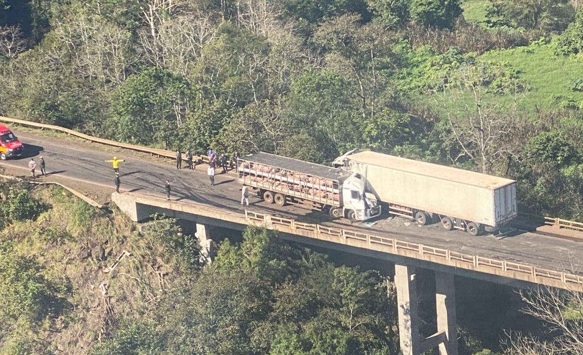 Motoristas ficam feridos após violenta colisão em Descanso