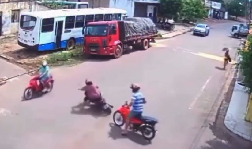 Olha isso! “Vovó motoqueira" dá aula no trânsito