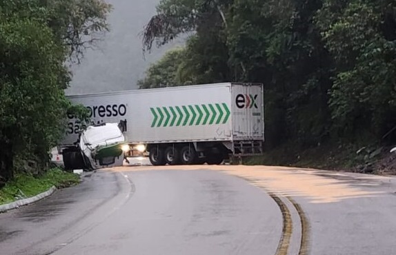 Carreta faz "L", interrompendo passagem em Santa Catarina