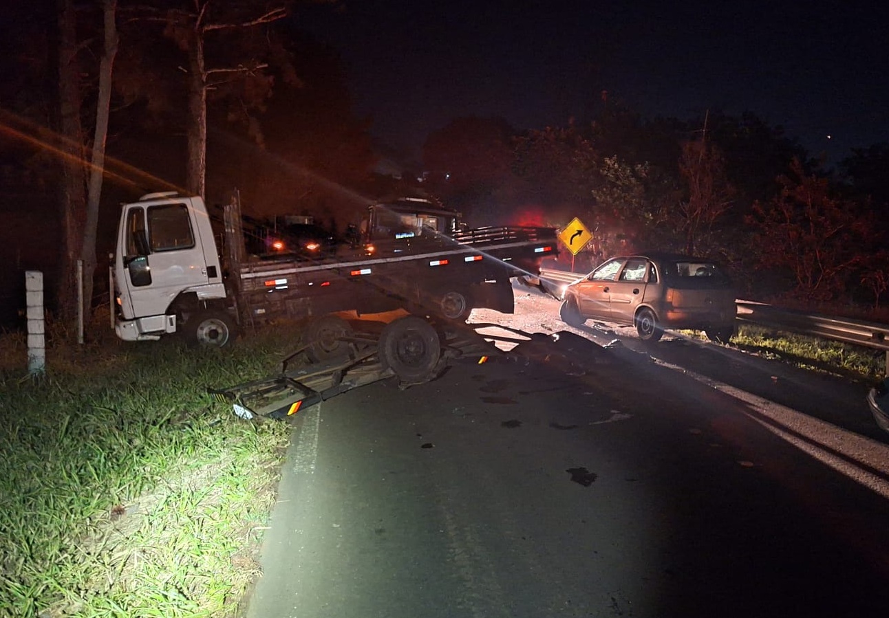 Caminhão de Modelo também se envolveu em quintúpla colisão (Foto: Polícia Militar Rodoviária)