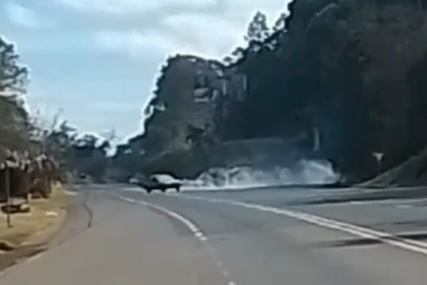 VÍDEO! Proprietário de Chevette canta pneu na frente da PM