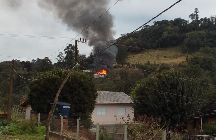 Rapaz bate veículo e, horas depois, incêndio destrói casa onde mora