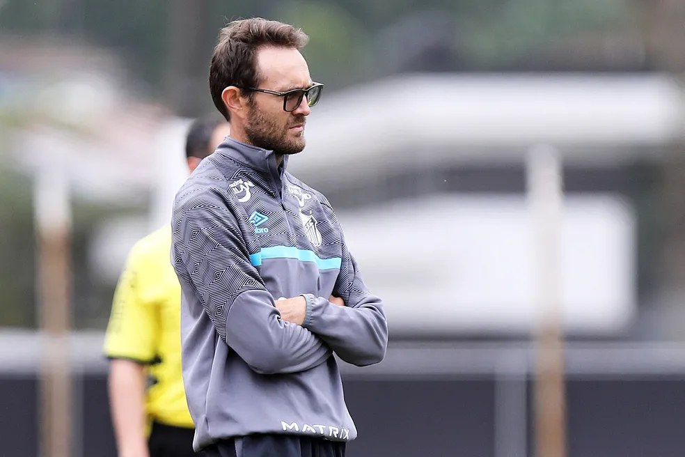 Com passagens por grandes clubes na base, Chip pode estrear como técnico profissional