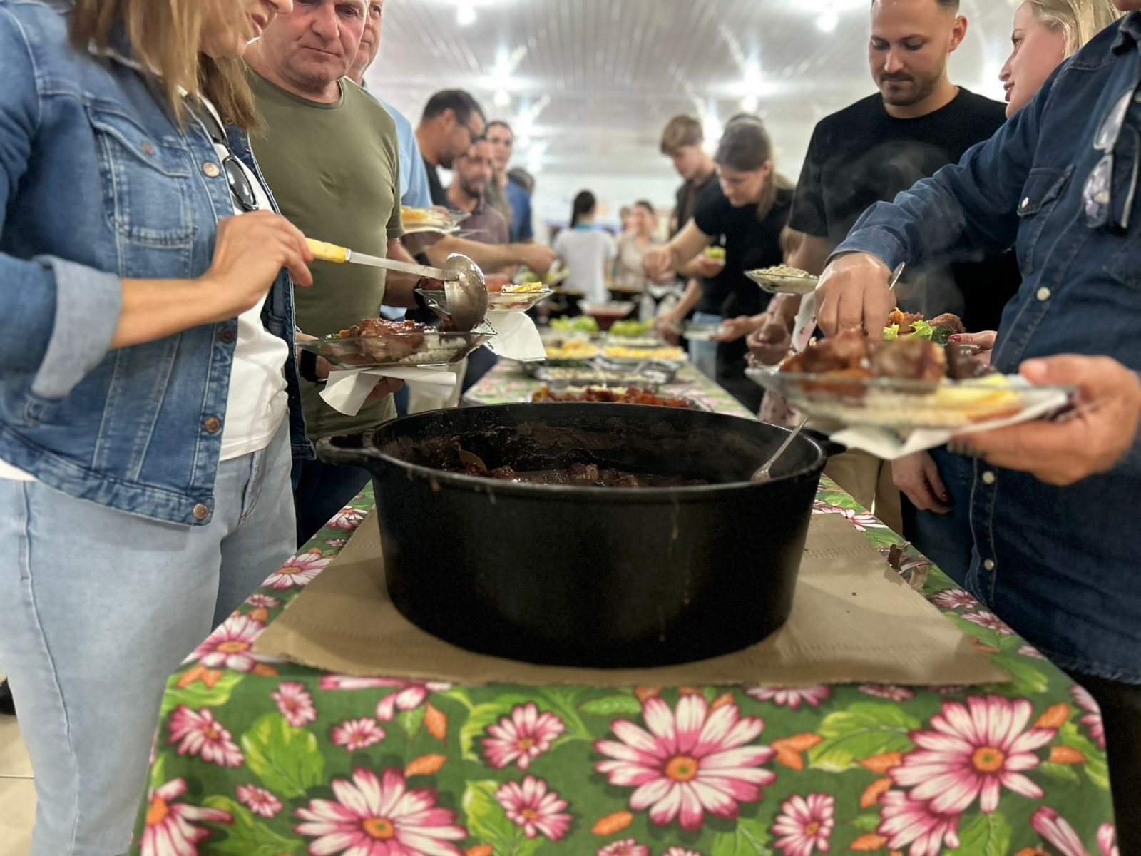 Feijoada do Rotary Pinhalzinho reune centenas de pessoas  (Foto: Gilmar Bortese)