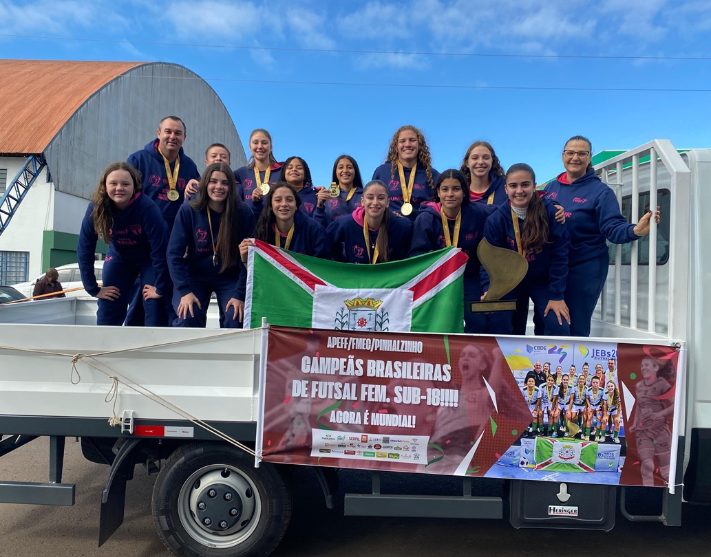 Campeãs brasileiras são recebidas com festa em Pinhalzinho