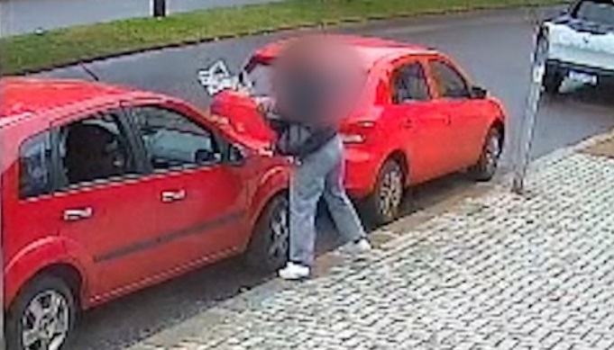 Mulher estraga carro do ex, ele quebra a residência dela