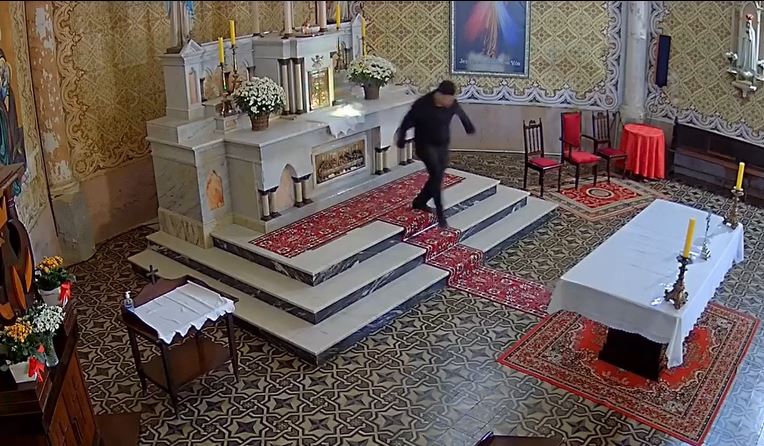 Invasor vai a igreja, solta artefato explosivo e corre do estouro