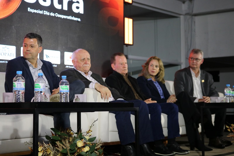 Lideranças cooperativistas se reúnem em Café Palestra promovido pela Acip/CDL de Pinhalzinho
