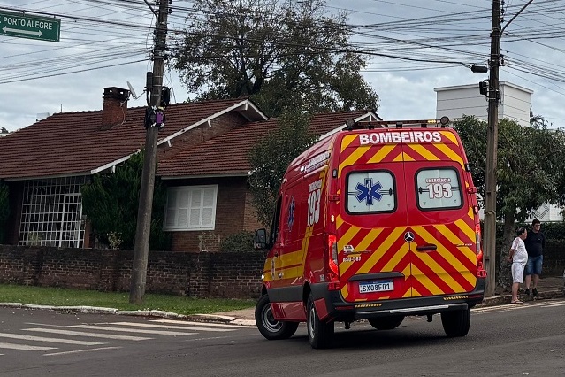 Atingida por automóvel é atendida rapidamente