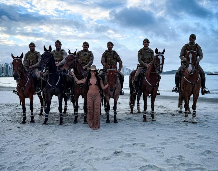 Ana Castela aparece ao lado de cavalaria da PM