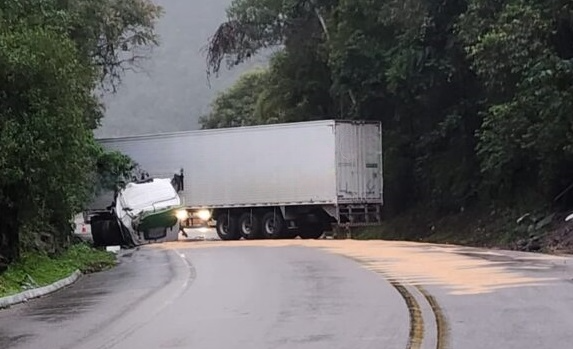 Carreta faz "L", interrompendo passagem em Santa Catarina