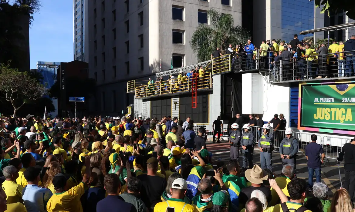 Apoiadores de Bolsonaro vão às ruas em defesa do ex-presidente e contra decisões do STF