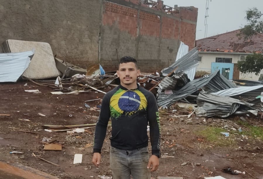 Pedreiro ajuda a reconstruir cidade no Paraná