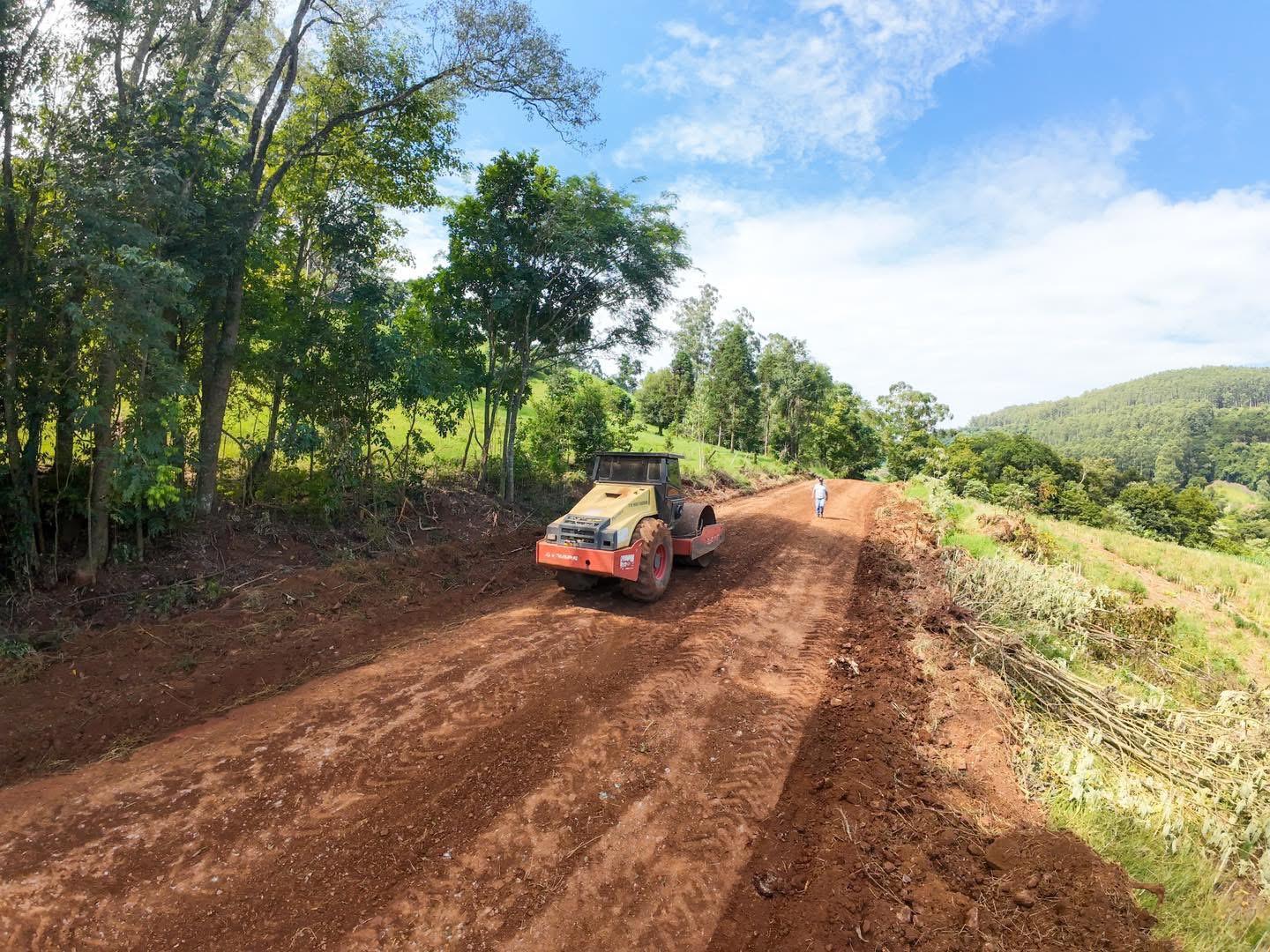 Nova Itaberaba trabalha para melhorar e alargar as estradas do interior 