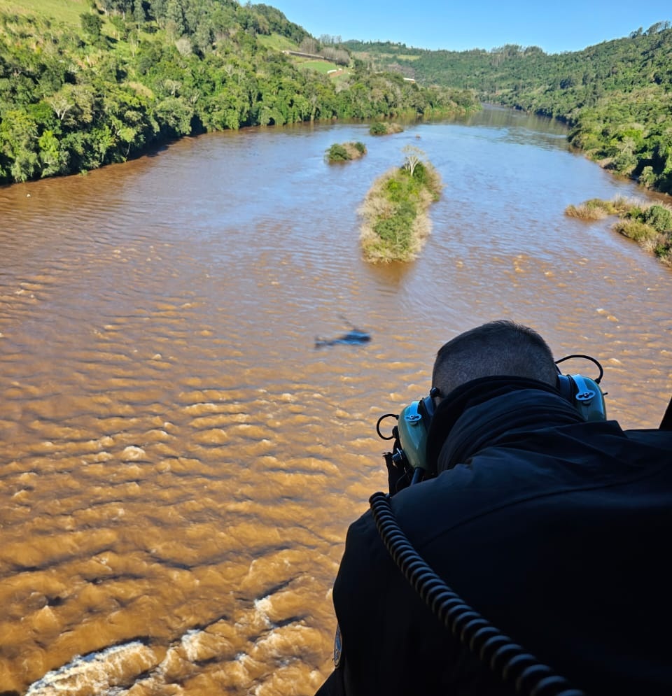 Polícia realizou buscas pelos ares sobre o Rio Chapecó (Foto: Polícia Civil)