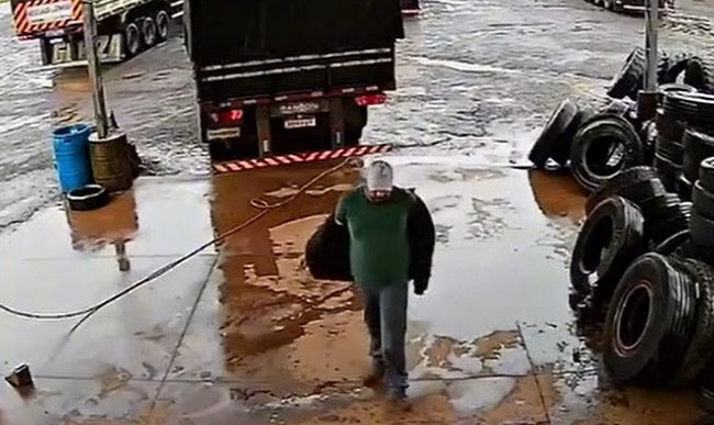 VÍDEO! Borracheiro tira casaco e escapa da explosão de pneu