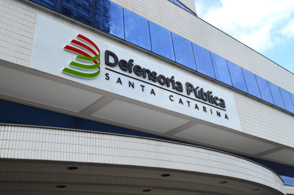 Justiça determina transferência de local de trabalho para mulher vítima de violência no Oeste de SC