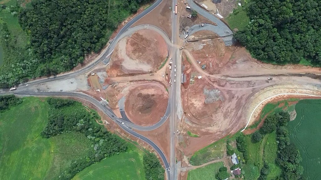 Trânsito em sistema Pare e Siga no entroncamento da BR-282 com BR-158 em Maravilha