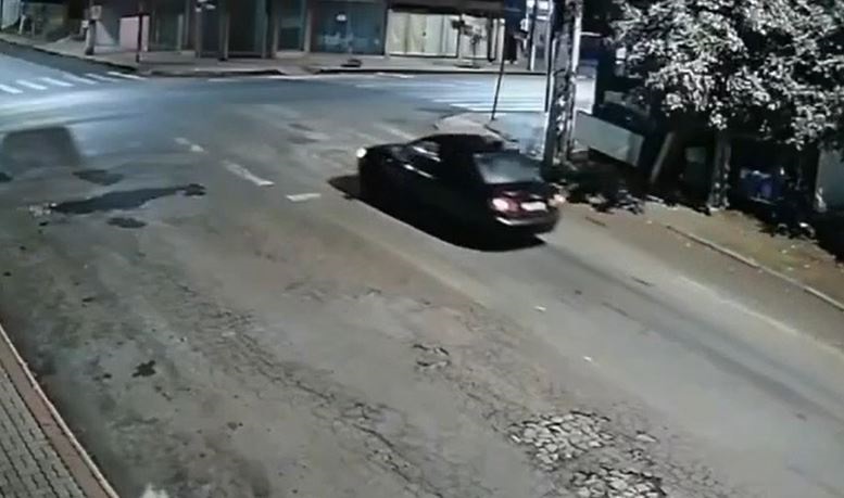 Dupla furta Corsa, atropelam motociclista e fogem; assista