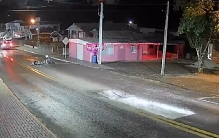 Pai a pouco tempo “voa” ao bater em buraco mal sinalizado