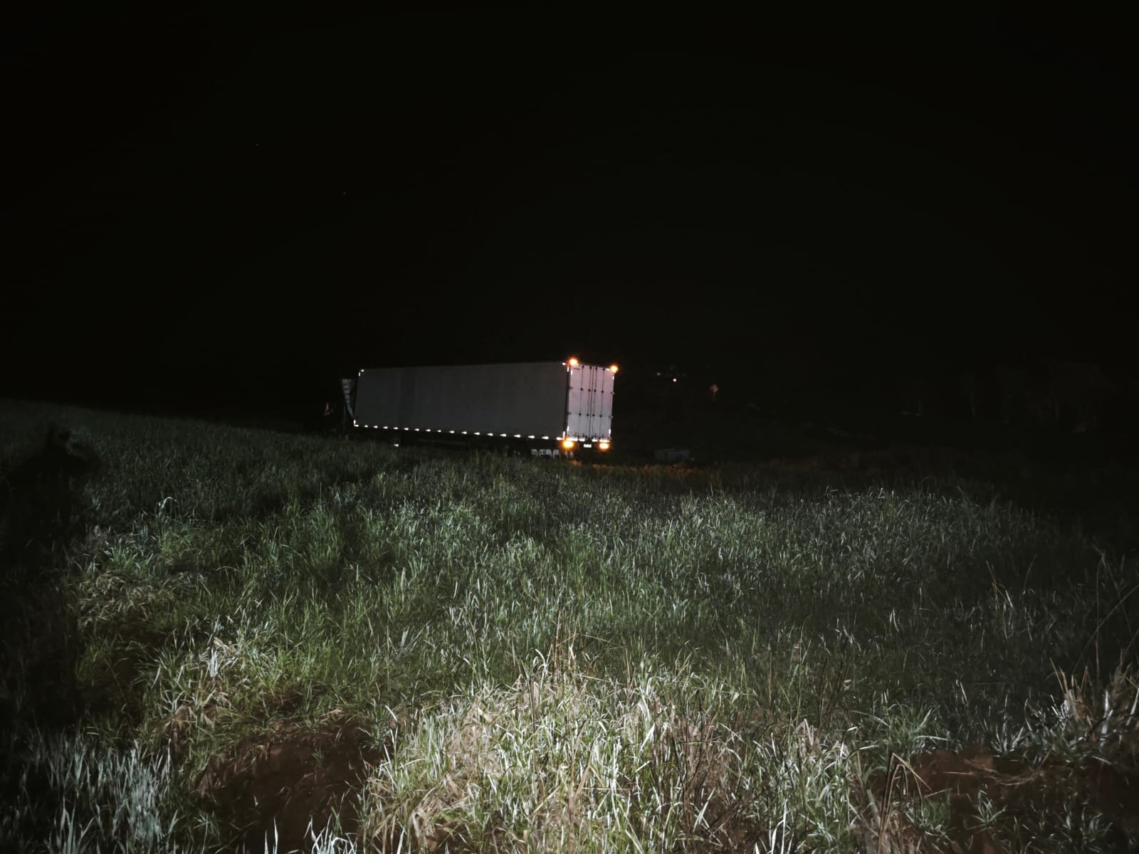 Caminhoneiro "cochila" no volante entrando em lavoura sem perceber