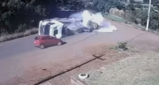 Veículo desgovernado atinge dois automóveis; assista!