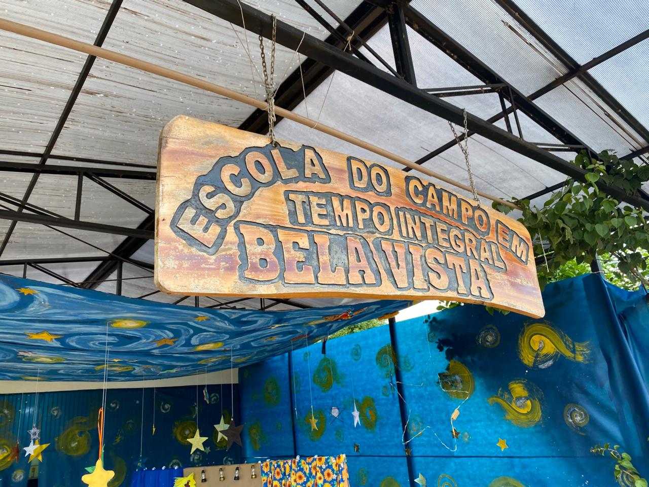 Crianças se afastam do celular em acampamento educativo