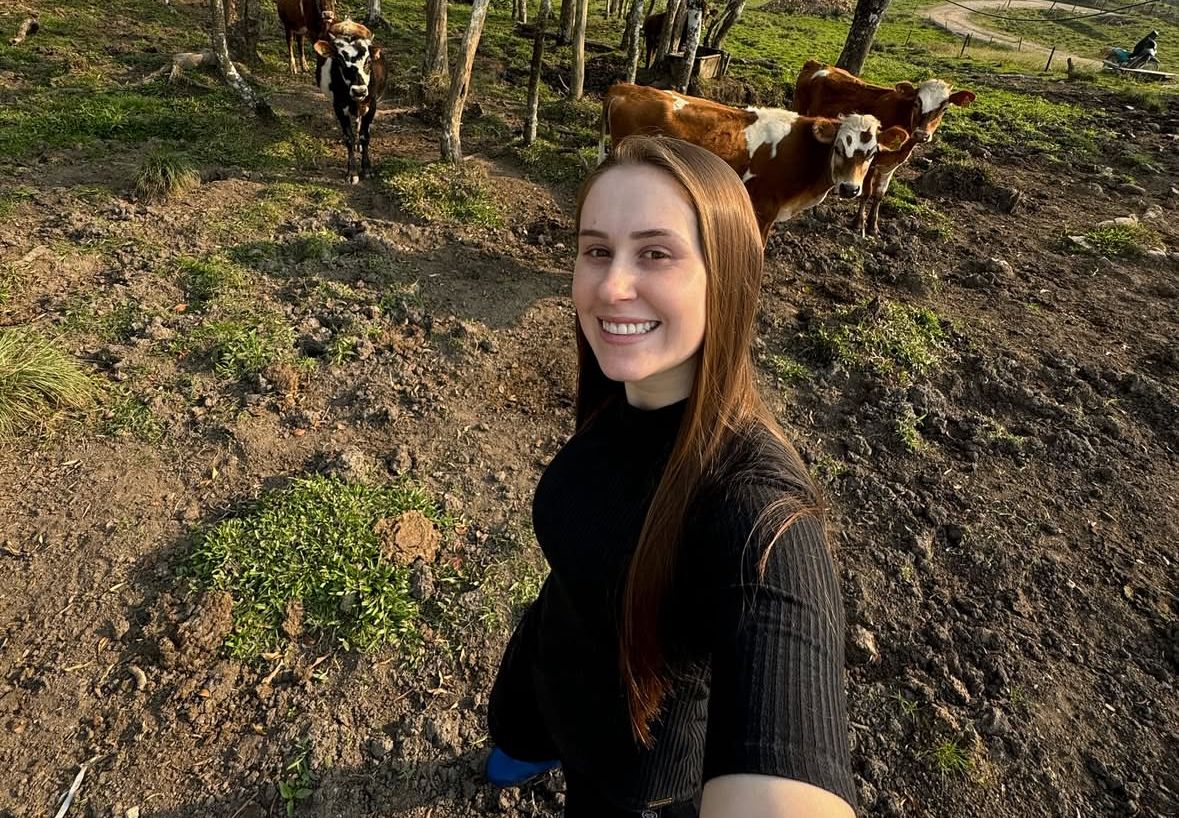"Menina do agro" transforma trabalho perto de vacas em alegria