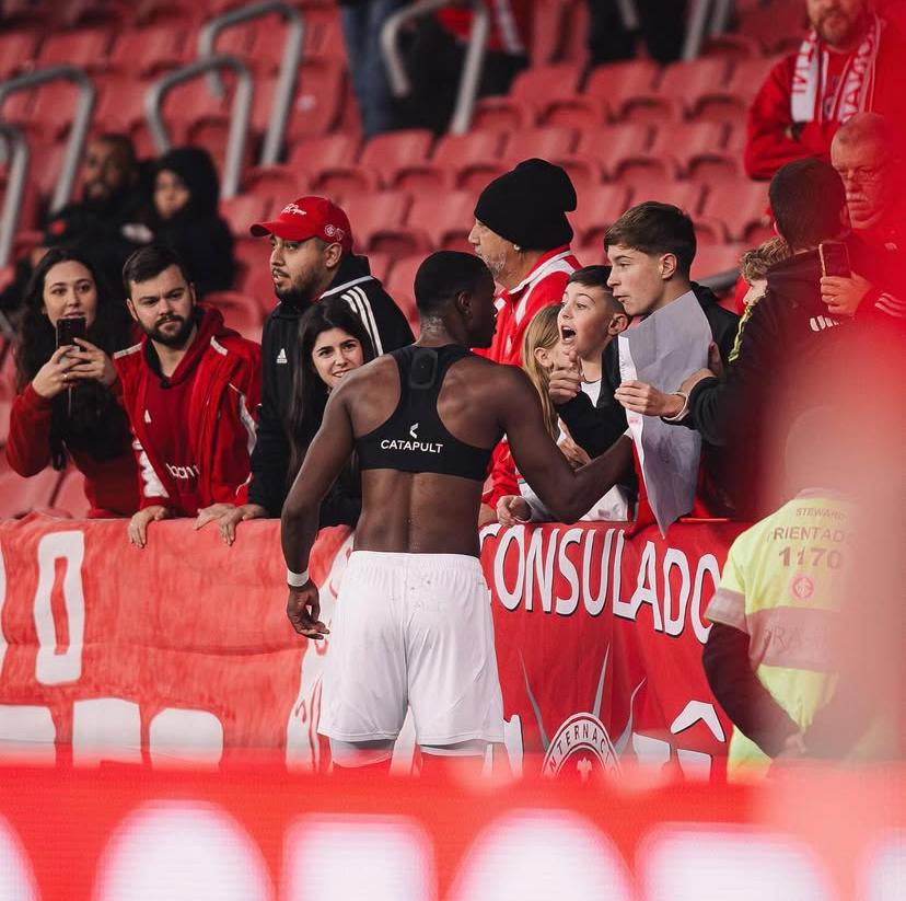 Presente inesquecível: jogador do Inter entrega camisa a jovem torcedor de Pinhalzinho