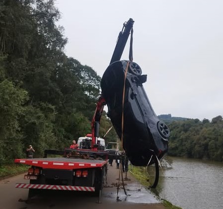 Motorista de Camaro sofre queda em rio, nadando até conseguir sair da água