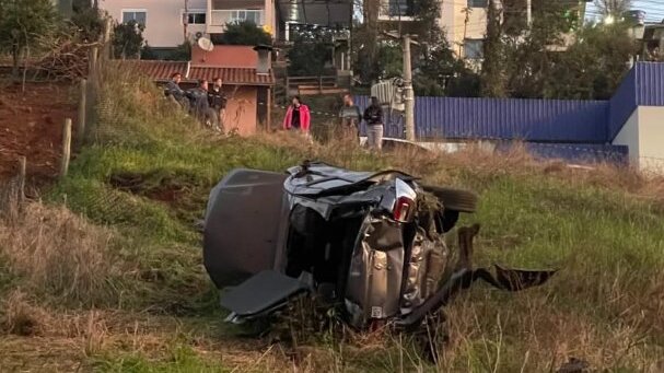 Carreta sem controle acerta carro de pastores em cheio na região
