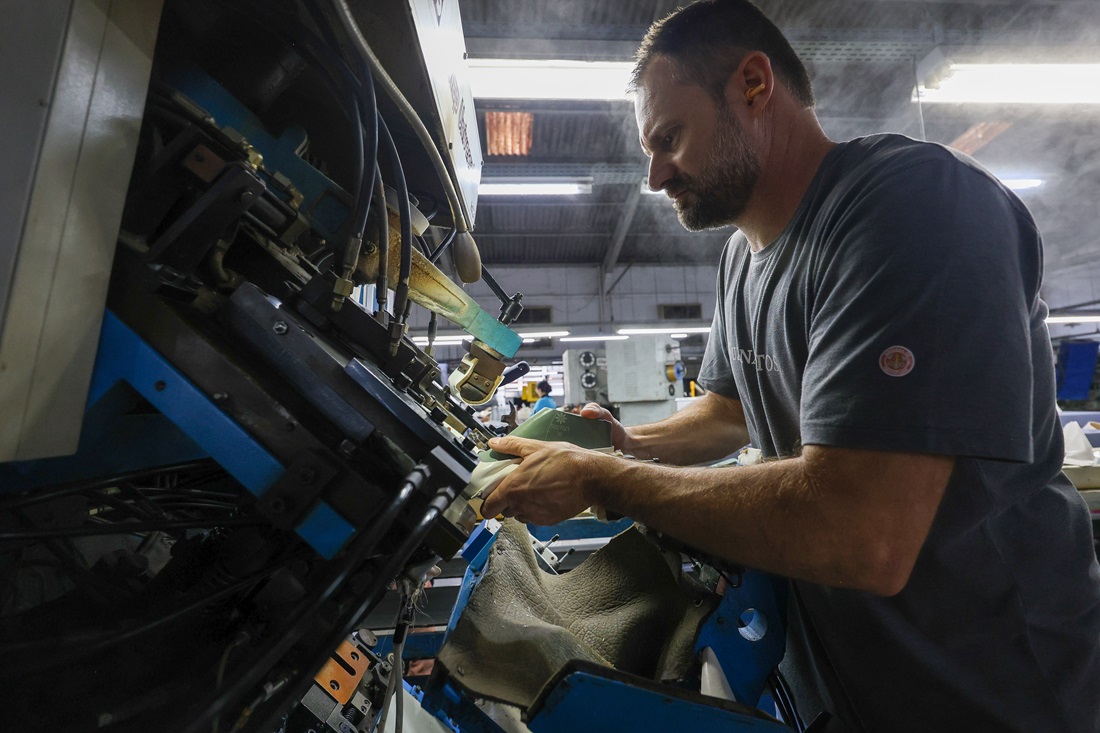 Santa Catarina lidera participação da indústria no emprego e se destaca em escolaridade da força de trabalho