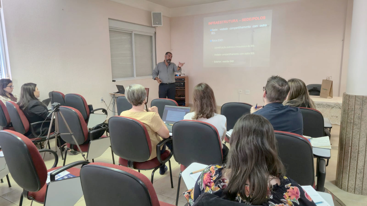 Novo marco da EaD mobiliza instituições e marca encontro da AMPESC em Florianópolis