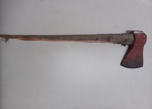 Usando machado na mão, ladrão assalta menino